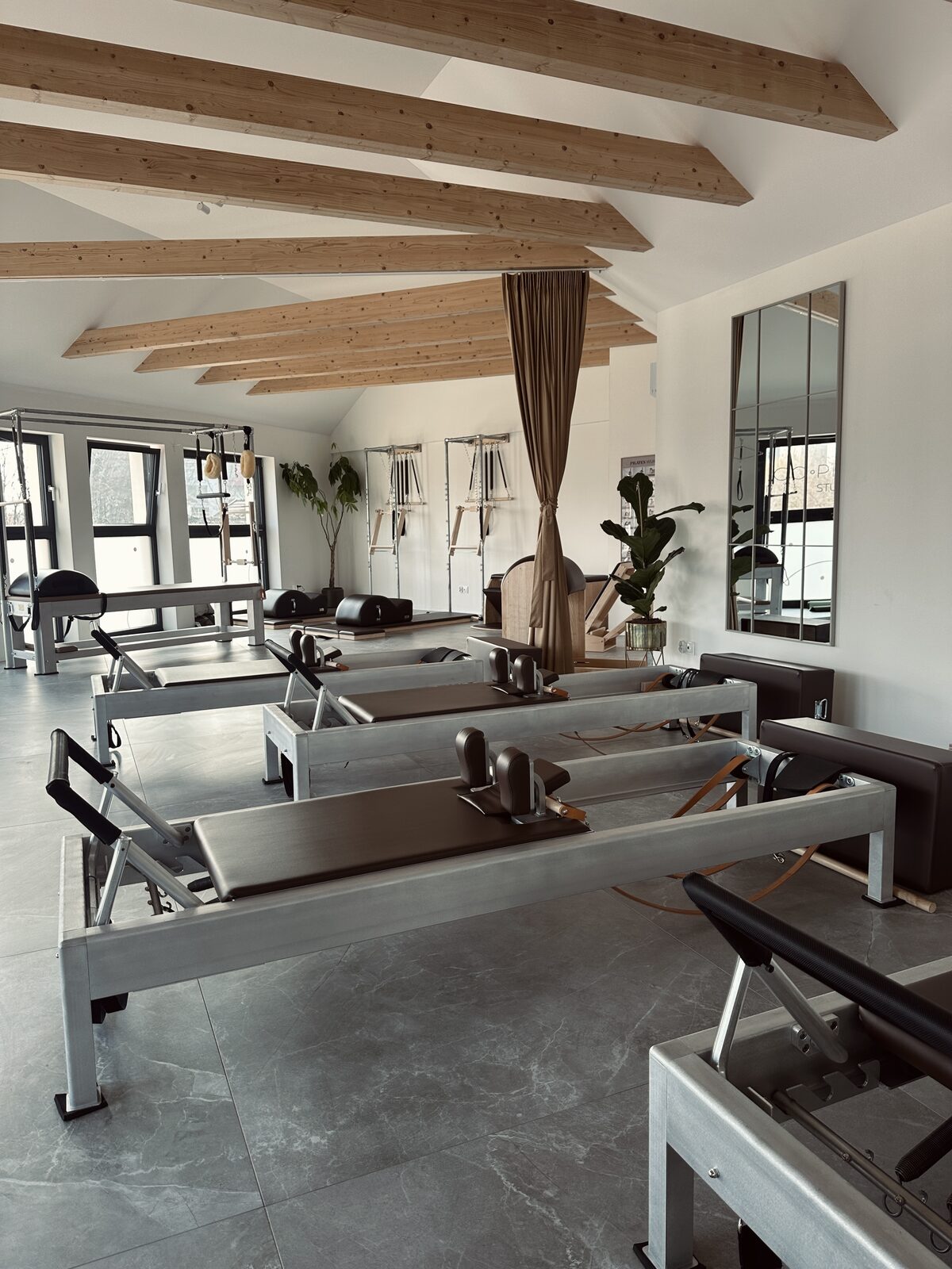 Sala z reformerami — widok panoramiczny